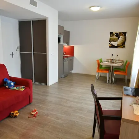 מלון דירות Appart-hotel & Golf Bassins A Flot 3*
